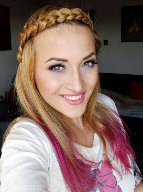 coroană braid in half up hairstyle