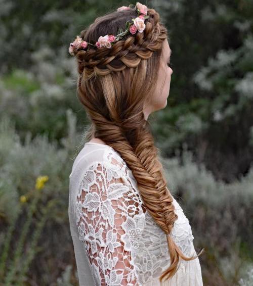 Tresă And Flower Crown With Side Fishtail