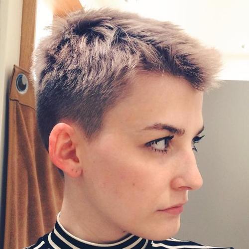 Ženske's Short Undercut Haircut