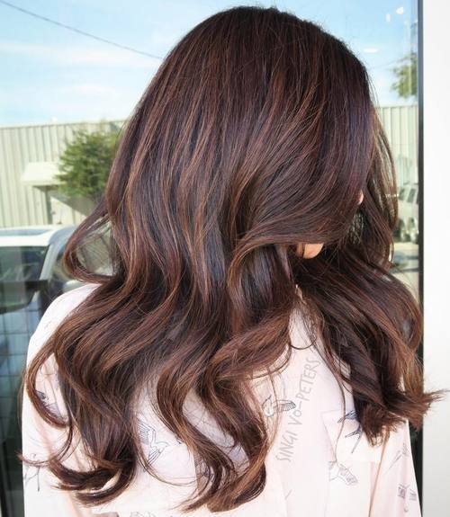 tmavý Brown Hair With Subtle Highlights