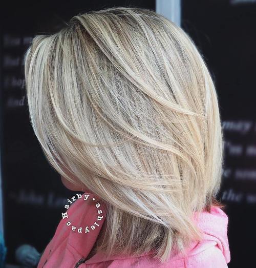 Lungime medie Feathered Blonde Hairstyle