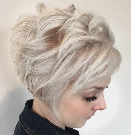 chaotický Curled Ash Blonde Pixie