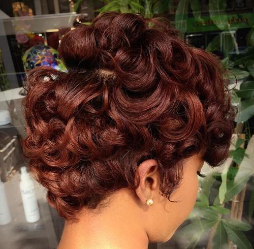 kostanj brown short curly hairstyle