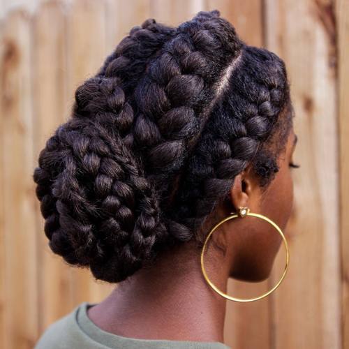 čierna bun updo with goddess braids
