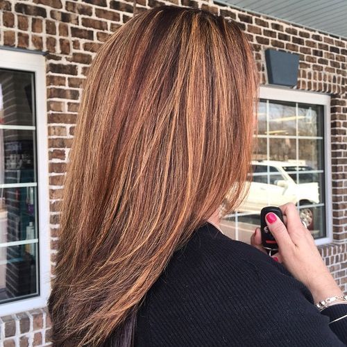 srednje straight brown hair with caramel highlights