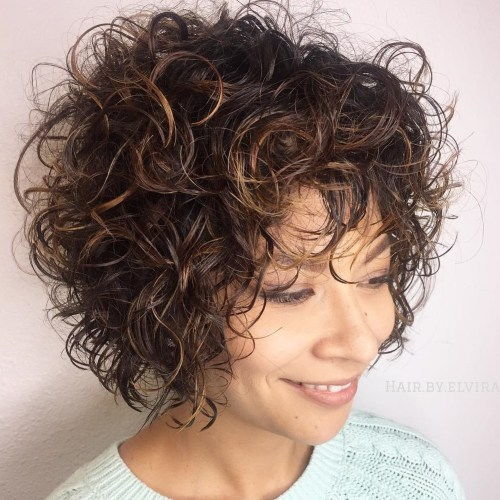 Kratek Curly Hairstyle With Subtle Highlights