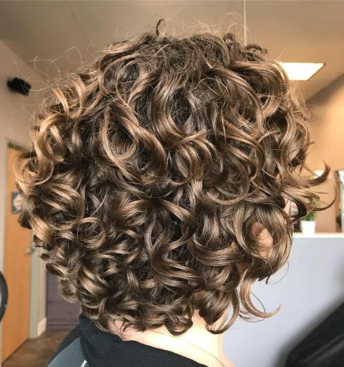 Krajši Rounded Curly Hairstyle