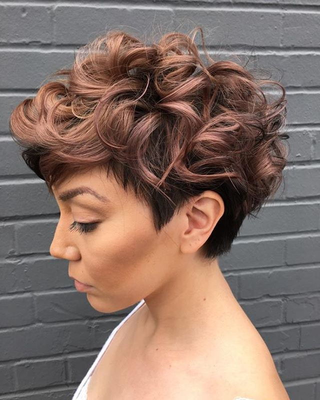 Ženske'S Tapered Curly Haircut