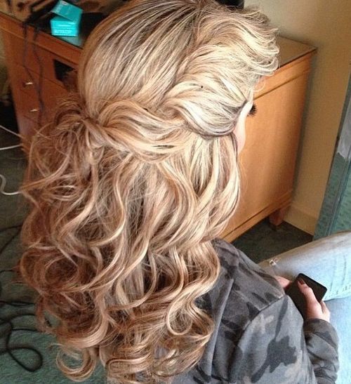 увијено half up curly hairstyle for thick hair