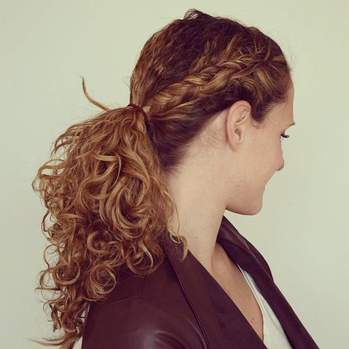 nízky pony hairstyle for curly hair