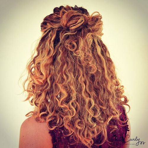 halv up hairstyle for curly hair