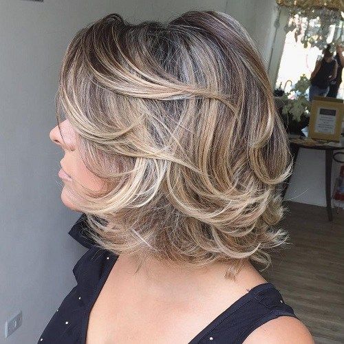 Srednje Curly Layered Hairstyle