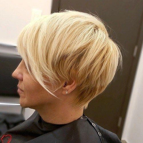 Lång Blonde Pixie Haircut