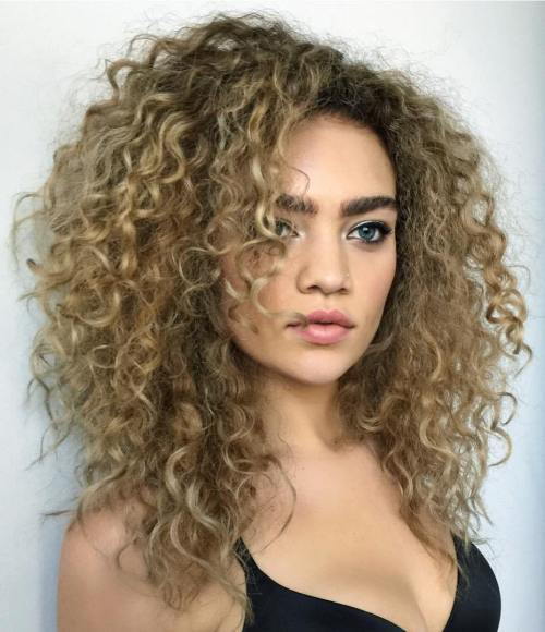 Средње Layered Curly Bronde Hairstyle