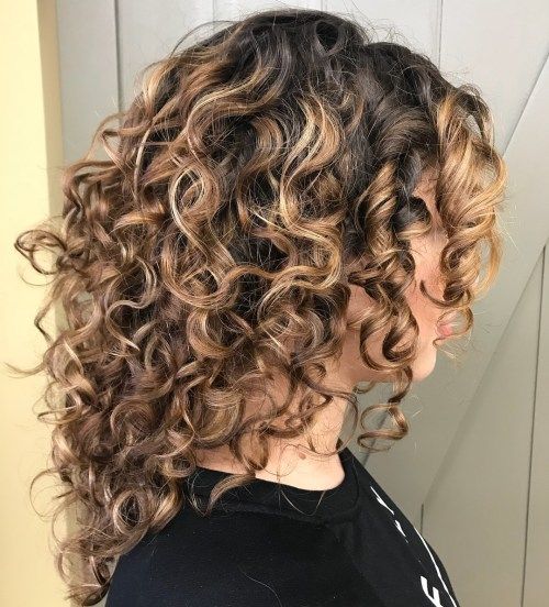 Средње Curly Hairstyle With Highlights