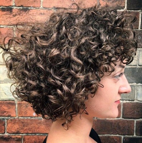 Средње Curly Layered Hairstyle