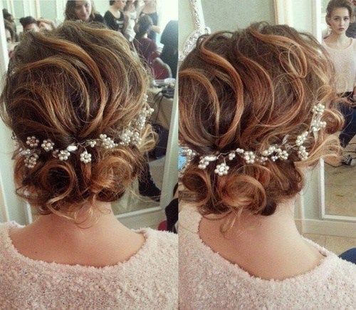 lösa curly updo for shoulder-length hair