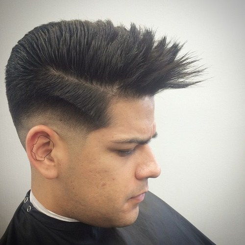män's short spiky haircut