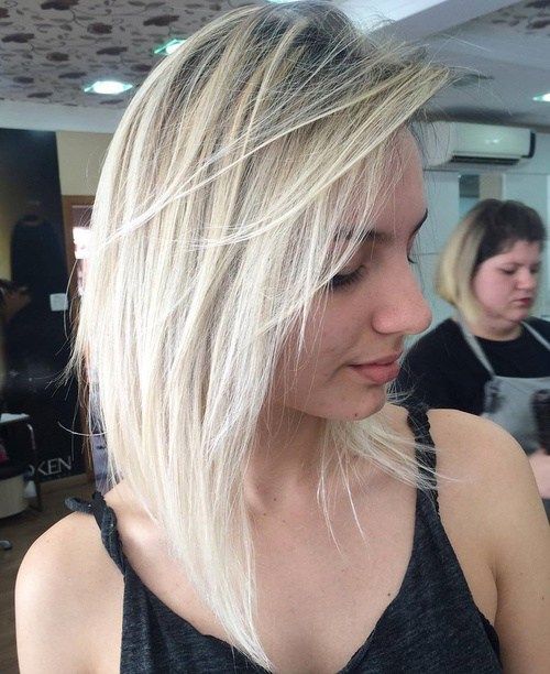 Blondă Layered Bob With Root Fade
