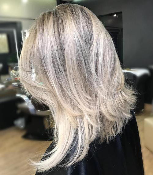 Средње Layered Blonde Hairstyle