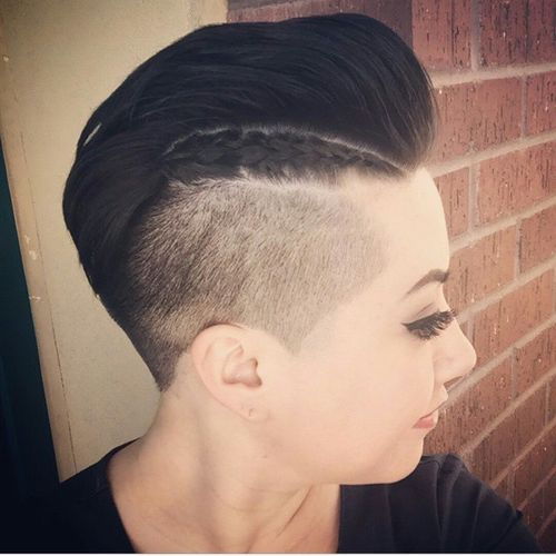 krátky mohawk with closely clipped sides for women