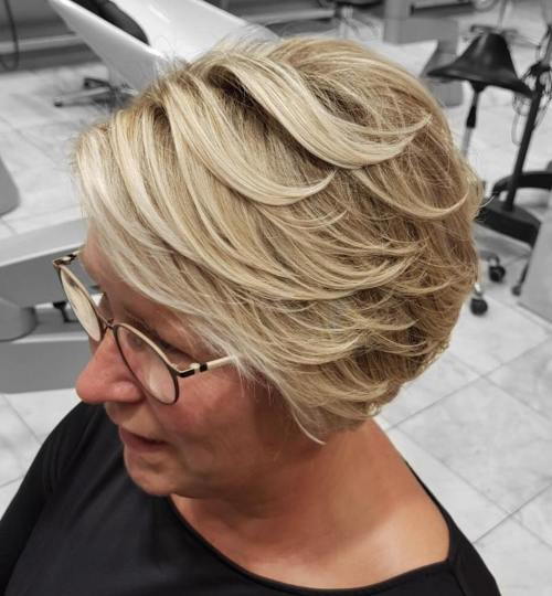 Lång Blonde Pixie With Piecey Layers