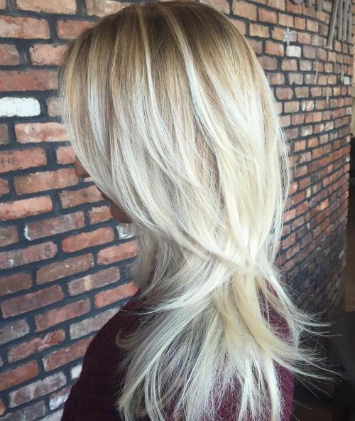 Blondă Layered Hair With Root Fade