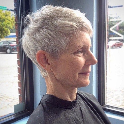 Äldre Women's Gray Pixie Hairstyle