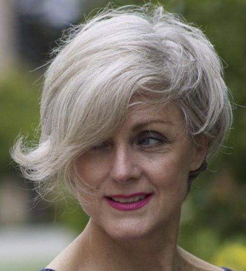 Krátky Gray Hairstyle For Women Over 50