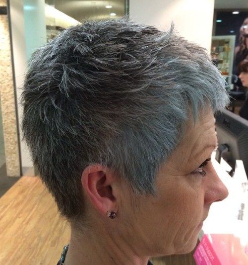 Krátky Gray Pixie For Straight Hair