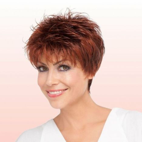 krátky feathered hairstyle for women over 50