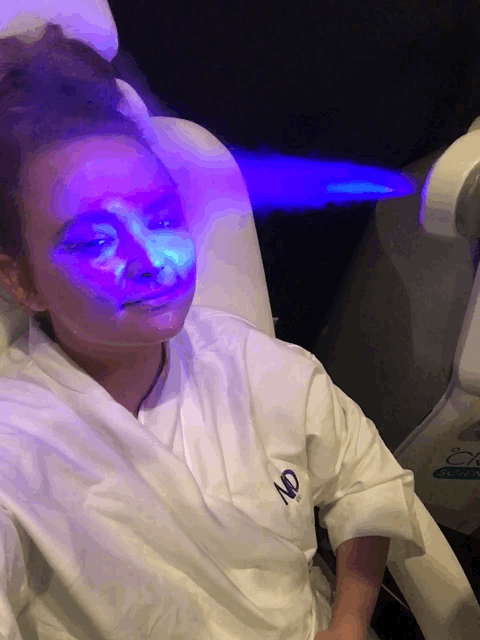 Kvinna getting cryotherapy facial