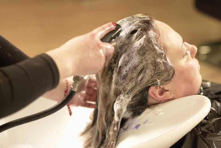 Hår stylist washing clients hair
