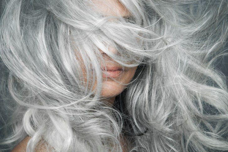 ženska with gray hair