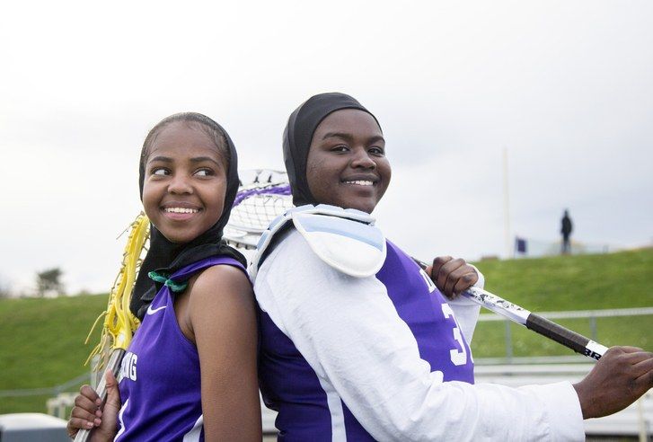 Високо school female athletes wearing sports hijabs