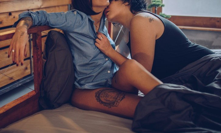 Femeie couple kissing in bed