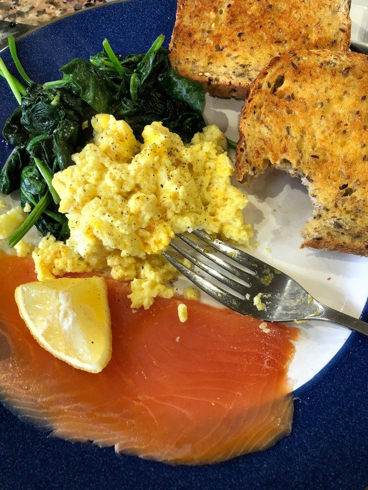 Zajtrk: scrambled eggs, salmon, toast and spinach