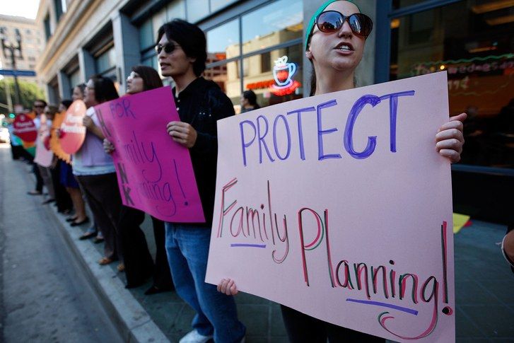 Demonstranții Protest Against Gov.'s Plans To Cut Family Planning Funding