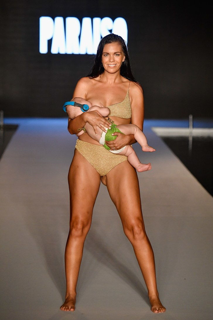 en Model Walked the Runway Breastfeeding Her 5-Month-Old Baby 2