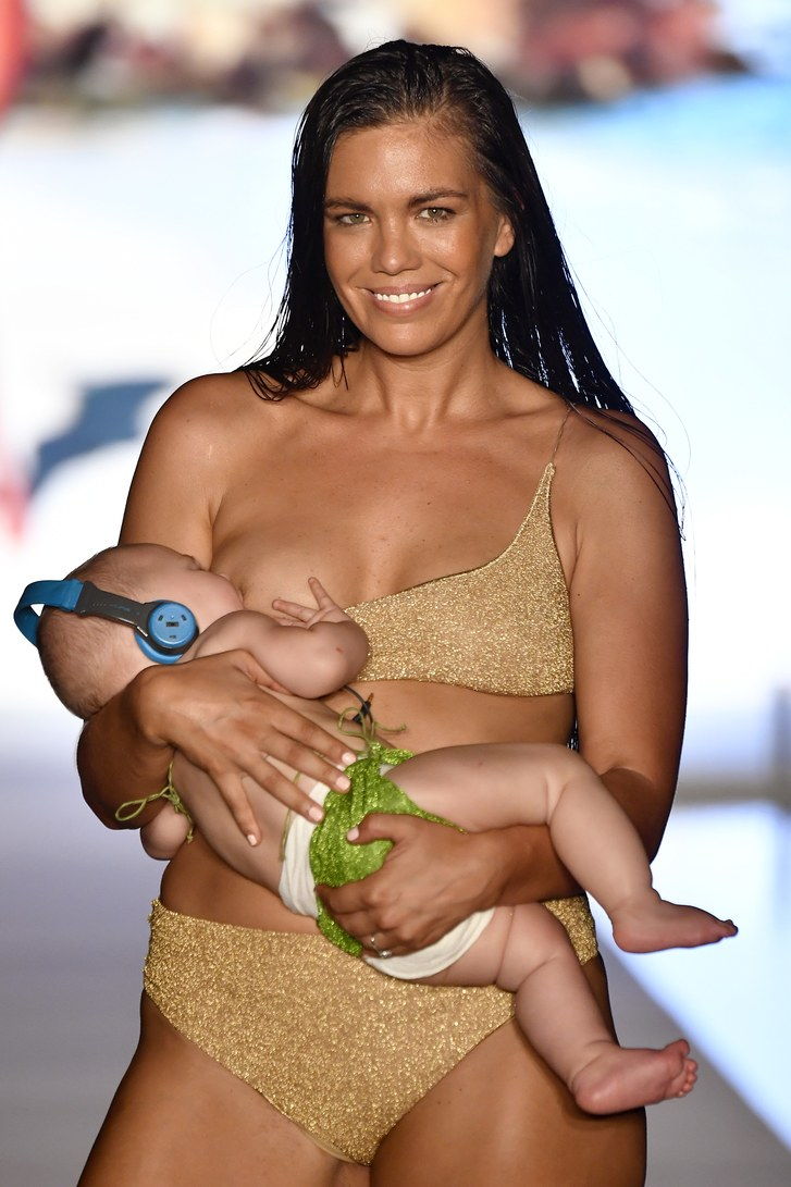 en Model Walked the Runway Breastfeeding Her 5-Month-Old Baby 3