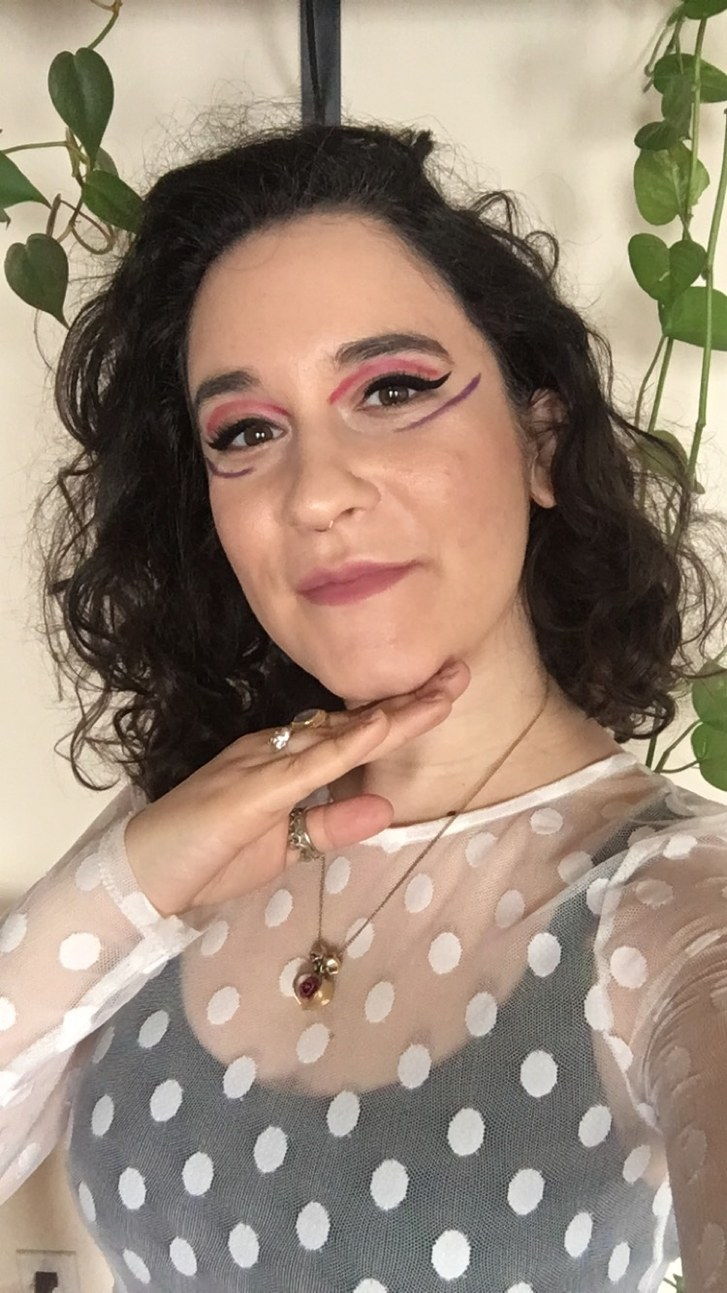žena with pink and purple eye makeup 