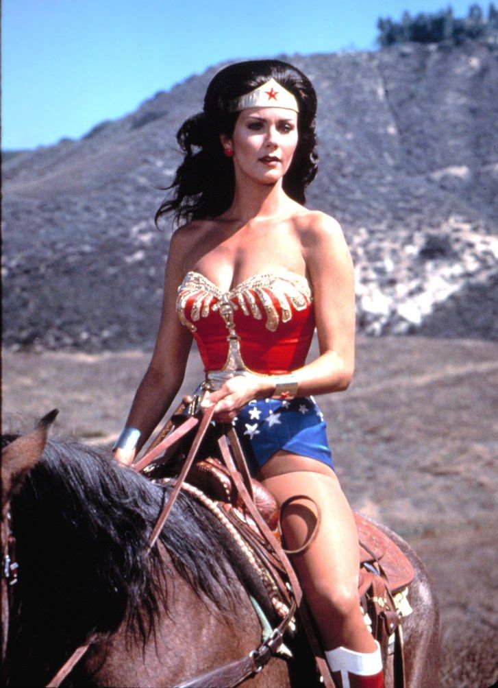 herec Lynda Carter rides a horse in a still from the 1970s TV show 
