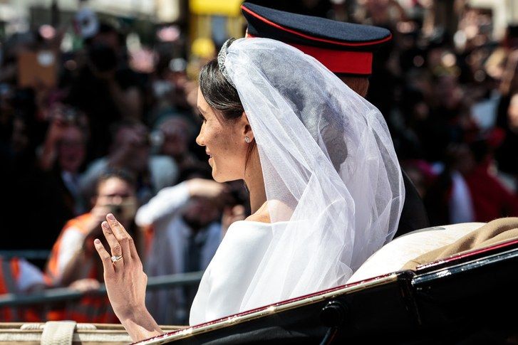 princ Harry, Duke of Sussex and the Duchess of Sussex ride in the Ascot Landau carriage during the procession after getting married at St George's Chapel, Windsor Castle on May 19, 2023 in Windsor, England. 