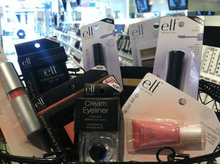 nakupovanie at the elf cosmetics flagship store
