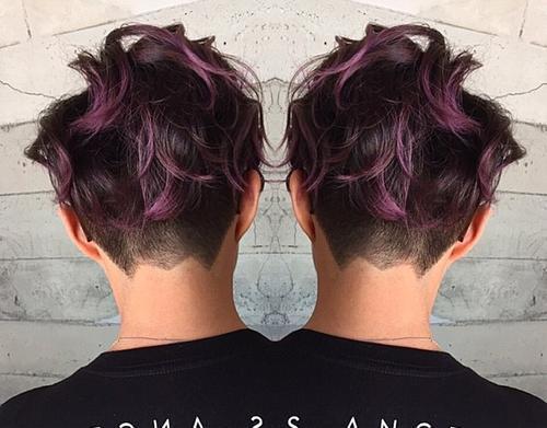 zvlnený pixie with undercut and purple highlights