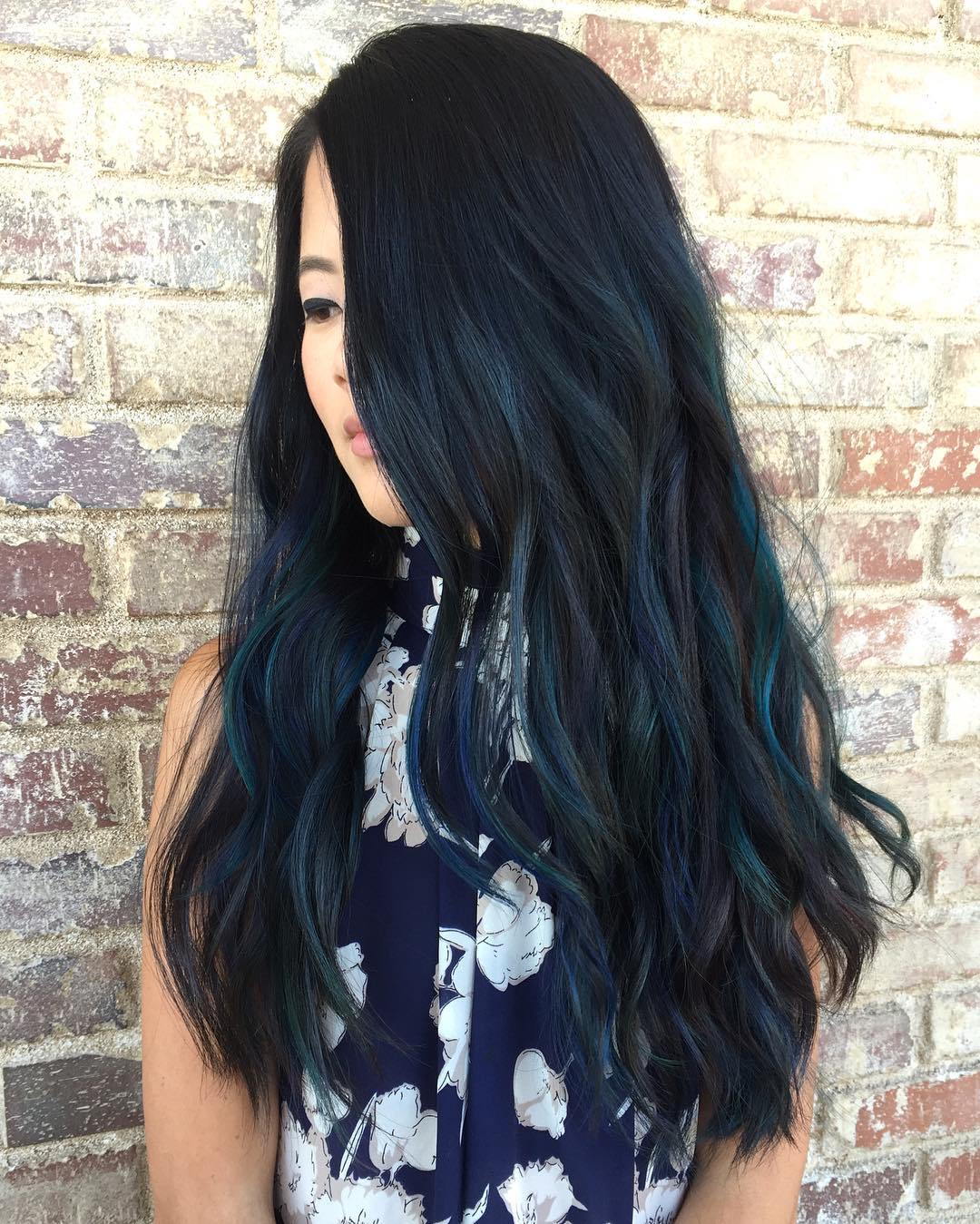 Lång Black Hair With Blue Highlights