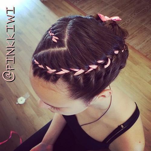 flätad girls hairstyle with ribbon