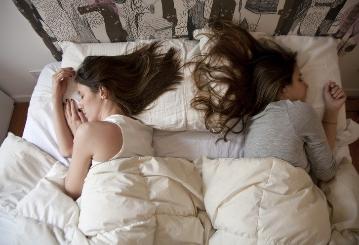Девојке sleeping away from one another in bed