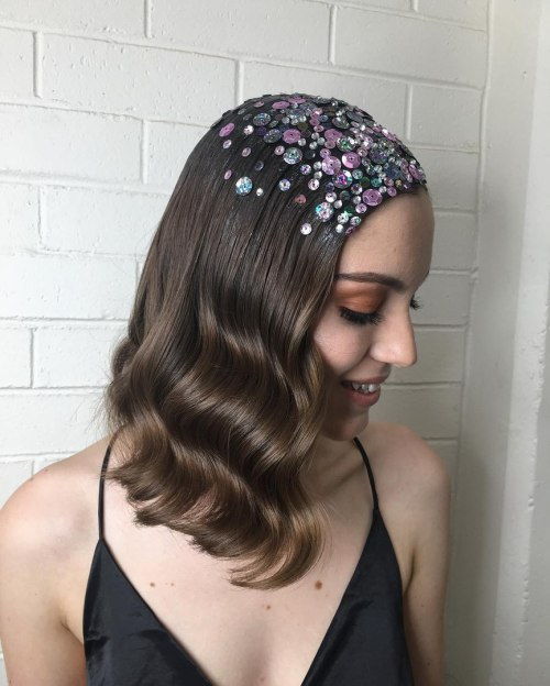 Srednje Wavy Hairstyle With Sequins