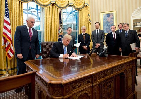 Злато curtains in Trump Oval Office
